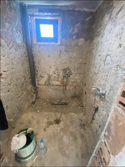 Къртене на стара баня