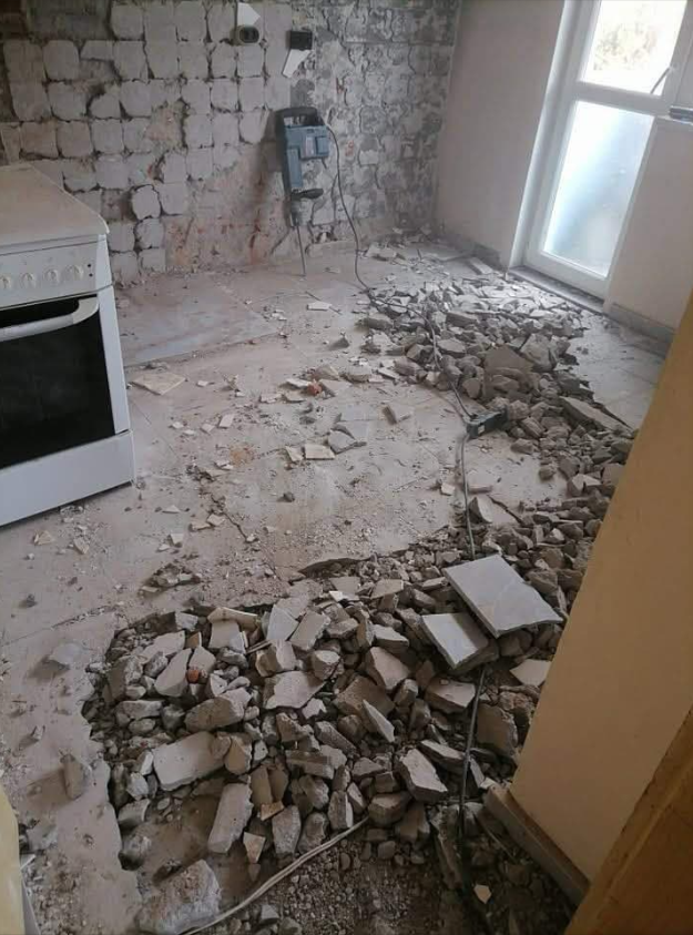 Къртене на подова замазка